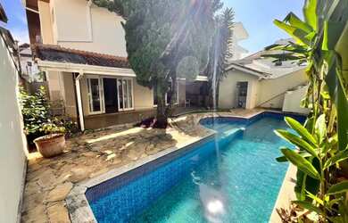 Imagem: A casa em condomínio possui 5 Dormitórios, 5 Banheiros, 3