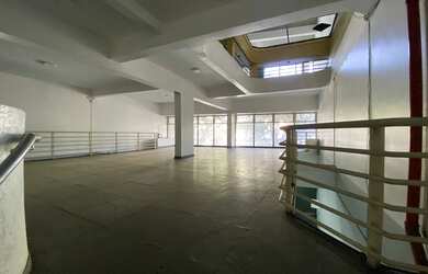 Imagem: O depósito possui 4 Vagas na garagem e 1500m² de Área e está