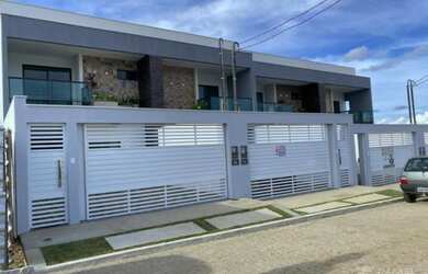 Imagem: A casa possui 4 Dormitórios, 5 Banheiros, 2 Vagas na garagem