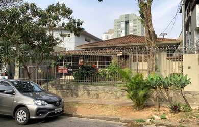 Imagem: A casa possui 4 Dormitórios, 3 Banheiros, 2 Vagas na garagem