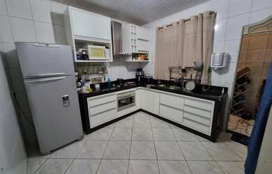 Imagem: A casa possui 2 Dormitórios, 1 Banheiro, 2 Vagas na garagem