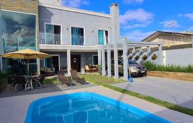 Imagem: A casa possui 3 Dormitórios, 3 Banheiros, 3 Vagas na garagem