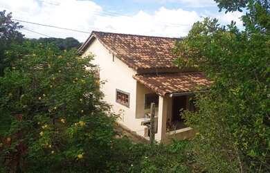 Imagem: A casa possui 2 Dormitórios, 1 Banheiro, 2 Vagas na garagem