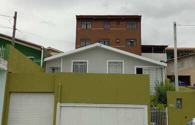 Imagem: A casa possui 3 Dormitórios, 2 Banheiros, 3 Vagas na garagem