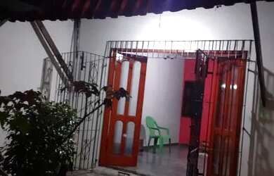 Imagem: A casa possui 2 Dormitórios, 1 Banheiro, 180m² de Área e