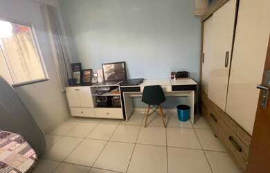 Imagem: A casa possui 3 Dormitórios, 1 Banheiro, 1 Vaga na garagem