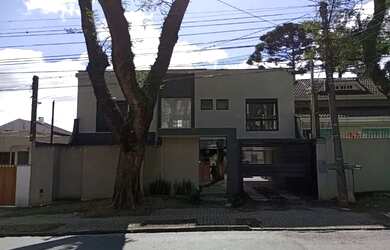 Imagem: A casa possui 3 Dormitórios, 2 Banheiros, 1 Vaga na garagem