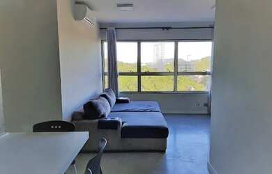 Imagem: O apartamento possui 2 Dormitórios, 1 Banheiro, 1 Vaga na garagem