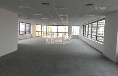 Imagem: O depósito para alugar possui 5 Vagas na garagem e 271m² de