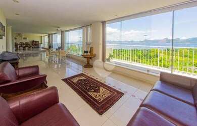 Imagem: O apartamento possui 4 Dormitórios, 3 Banheiros, 319m² de