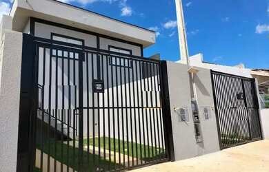 Imagem: A casa possui 2 Dormitórios, 2 Banheiros, 2 Vagas na garagem