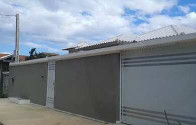 Imagem: A casa possui 3 Dormitórios, 2 Banheiros, 5 Vagas na garagem