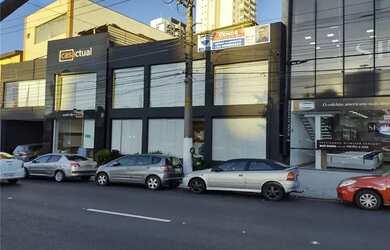 Imagem: O depósito possui 2 Vagas na garagem e 320m² de Área e está