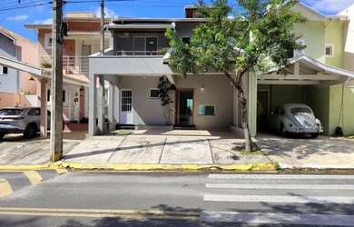 Imagem: A casa possui 3 Dormitórios, 4 Banheiros, 3 Vagas na garagem