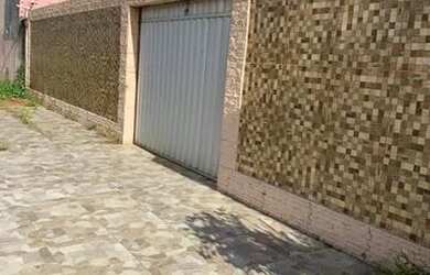 Imagem: A casa possui 3 Dormitórios, 2 Banheiros, 4 Vagas na garagem