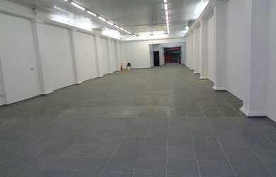 Imagem: O depósito possui 5 Vagas na garagem, 368m² de Área e está