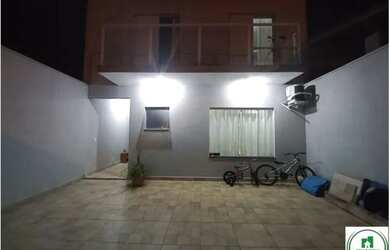 Imagem: A casa possui 3 Dormitórios, 3 Banheiros, 2 Vagas na garagem