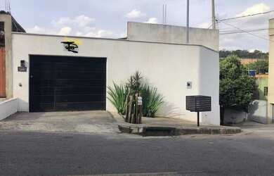 Imagem: A casa possui 1 Dormitório, 1 Banheiro, 5 Vagas na garagem