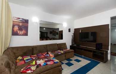 Imagem: A casa possui 3 Dormitórios, 3 Banheiros, 2 Vagas na garagem