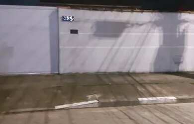 Imagem: A casa possui 2 Dormitórios, 2 Banheiros, 2 Vagas na garagem