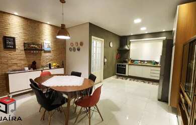 Imagem: A casa possui 1 Dormitório, 4 Banheiros, 4 Vagas na garagem