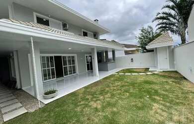 Imagem: A casa em condomínio possui 4 Dormitórios, 5 Banheiros, 4