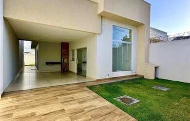 Imagem: A casa possui 3 Dormitórios, 1 Banheiro, 2 Vagas na garagem