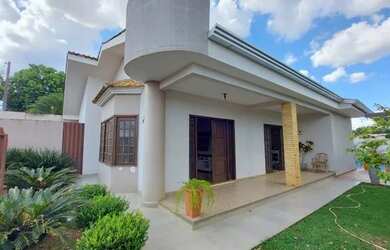 Imagem: A casa possui 2 Dormitórios, 2 Banheiros, 2 Vagas na garagem