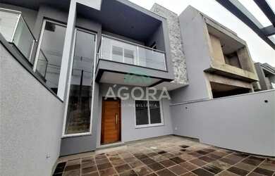 Imagem: A casa possui 3 Dormitórios, 3 Banheiros, 2 Vagas na garagem