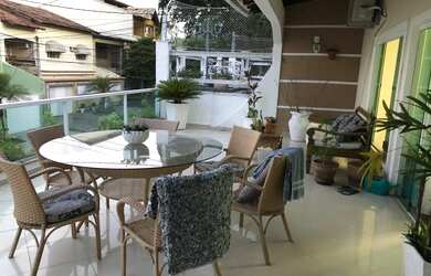 Imagem: A casa em condomínio possui 4 Dormitórios, 5 Banheiros, 5