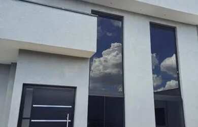 Imagem: A casa possui 3 Dormitórios, 3 Banheiros, 2 Vagas na garagem