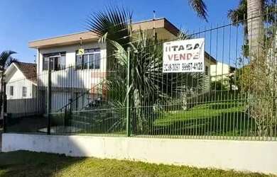 Imagem: A casa possui 3 Dormitórios, 2 Banheiros, 4 Vagas na garagem