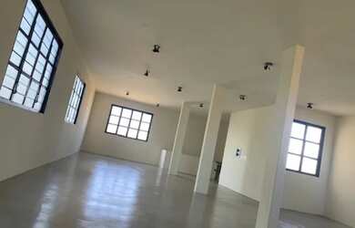 Imagem: O depósito possui 3 Vagas na garagem e 250m² de Área e está