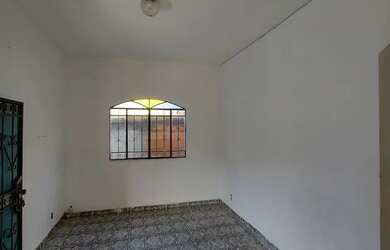 Imagem: A casa possui 3 Dormitórios, 1 Banheiro, 2 Vagas na garagem