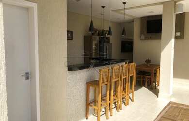 Imagem: A casa em condomínio possui 5 Dormitórios, 5 Banheiros, 4