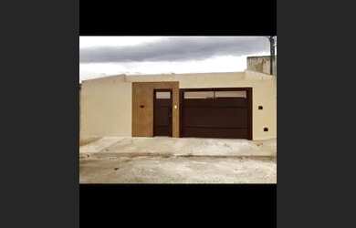 Imagem: A casa possui 2 Dormitórios, 2 Banheiros, 3 Vagas na garagem