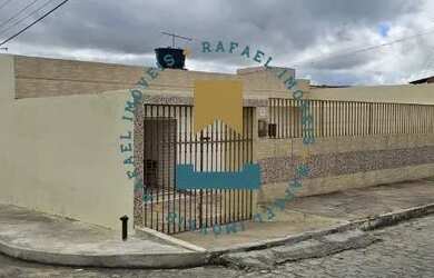 Imagem: A casa possui 5 Dormitórios, 3 Banheiros, 2 Vagas na garagem