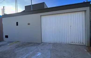 Imagem: A casa possui 2 Dormitórios, 1 Banheiro, 2 Vagas na garagem