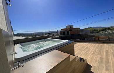 Imagem: A casa possui 3 Dormitórios, 2 Banheiros, 2 Vagas na garagem