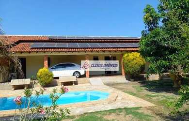 Imagem: A casa possui 3 Dormitórios, 2 Banheiros, 5 Vagas na garagem