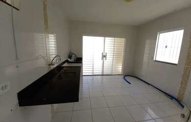 Imagem: A casa possui 2 Dormitórios, 2 Banheiros, 2 Vagas na garagem