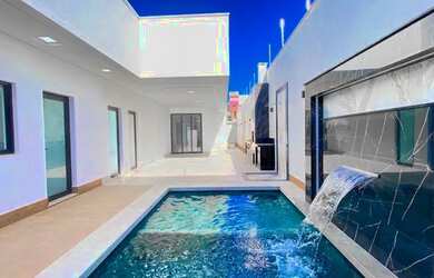 Imagem: A casa possui 3 Dormitórios, 5 Banheiros, 2 Vagas na garagem