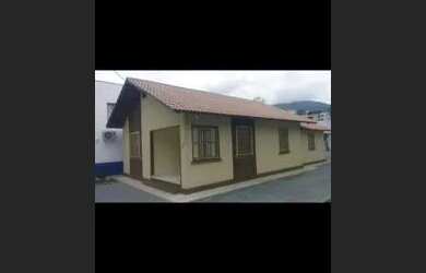 Imagem: A casa possui 3 Dormitórios, 2 Banheiros, 1 Vaga na garagem