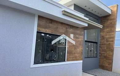 Imagem: A casa possui 3 Dormitórios, 2 Banheiros, 3 Vagas na garagem