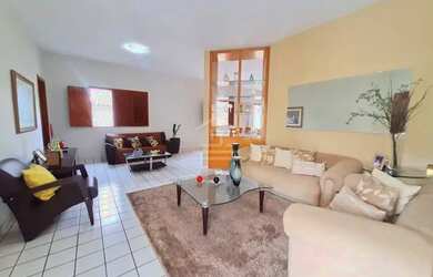 Imagem: A casa possui 3 Dormitórios, 3 Banheiros, 5 Vagas na garagem