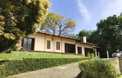 Imagem: A casa possui 3 Dormitórios, 3 Banheiros, 2 Vagas na garagem