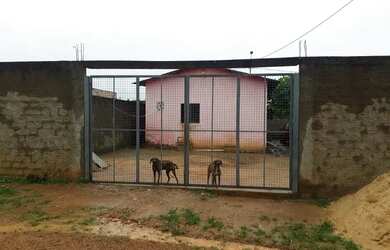 Imagem: A casa possui 2 Dormitórios, 1 Banheiro, 3 Vagas na garagem