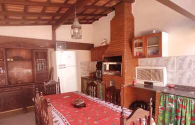 Imagem: A casa possui 3 Dormitórios, 3 Banheiros, 2 Vagas na garagem