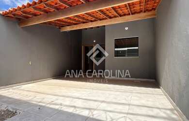 Imagem: A casa possui 3 Dormitórios, 1 Banheiro, 2 Vagas na garagem