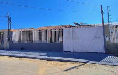 Imagem: A casa possui 3 Dormitórios, 3 Banheiros, 4 Vagas na garagem